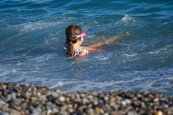 Bambina Nuota Tra Onde Della Costa Foto Alta Qualità — Foto Stock