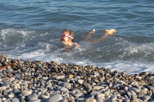 Menina nadar no mar Mediterrâneo. Fundo de foco suave . — Fotografia de Stock