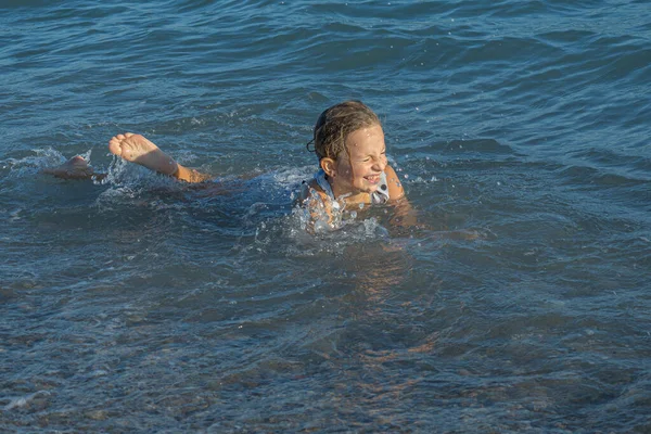 Menina nadar no mar Mediterrâneo. Fundo de foco suave . — Fotografia de Stock