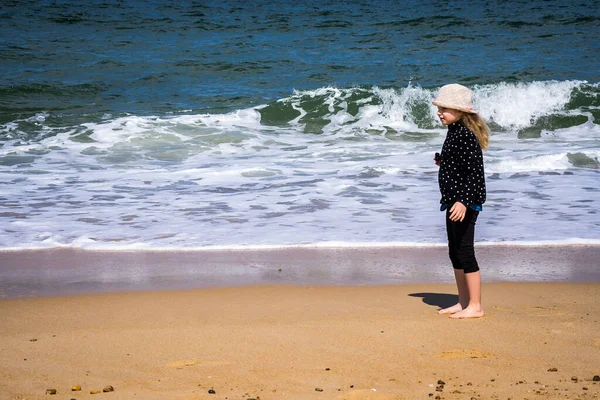 Chica mira las olas del océano en un estilo hermoso con un calor. Fondo de verano. Cielo azul. Naturaleza paradisíaca. Sol de arena marina . — Foto de Stock