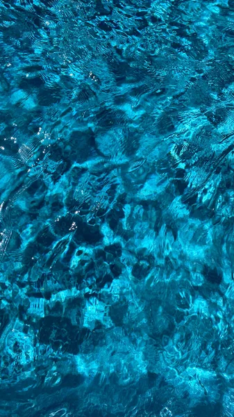 Concentração suave. Piscina textura da água em um fundo azul . — Fotografia de Stock