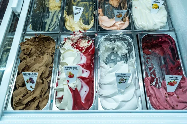 Nice, France 21.07. Crème glacée italienne 2020. Grand choix de desserts sucrés — Photo