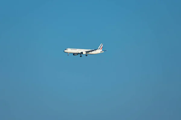 Cagnes- sur-mer, France 24.07.2020 Flying plane over in the sky — Stock Photo, Image