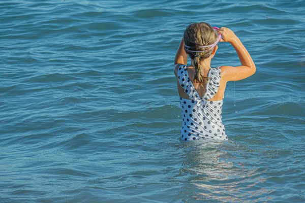 Petite fille plonge avec un masque dans la mer Méditerranée. — Photo
