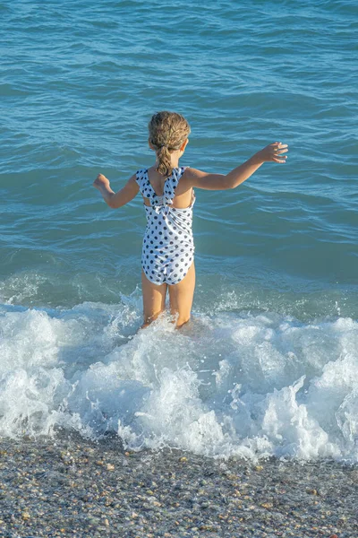 Niña va a nadar en el mar mediterráneo. —  Fotos de Stock