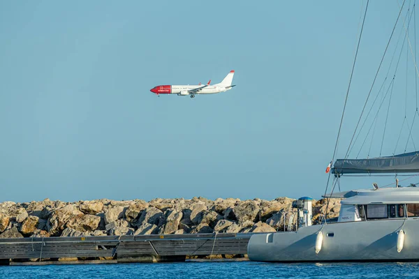 Cagnes- sur-mer, France 24.07.2020 Flying plane over the sea with yachts — Stock Photo, Image