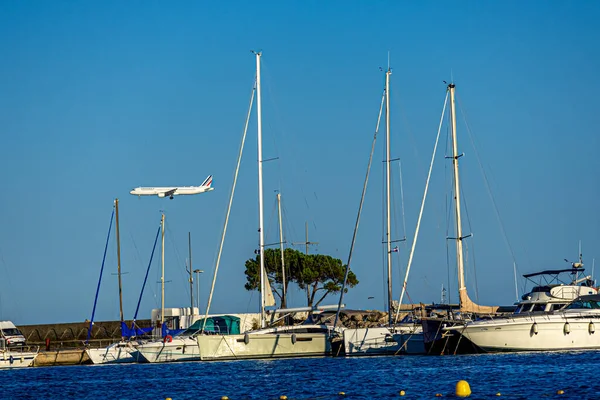 Cagnes- sur-mer, Francja 24.07.2020 Latający samolot nad morzem z jachtami — Zdjęcie stockowe