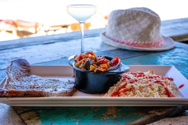 Açık restoran deniz manzaralı. Sağlıklı taze besin. Yaz tatili. Organik sağlıklı yiyecekler. Bir bardak beyaz şarap. Bulanık arkaplan