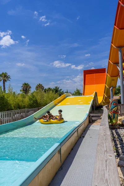 Antibes France 2020 Les Garçons Amusent Sur Toboggan Aquatique Photo — Photo