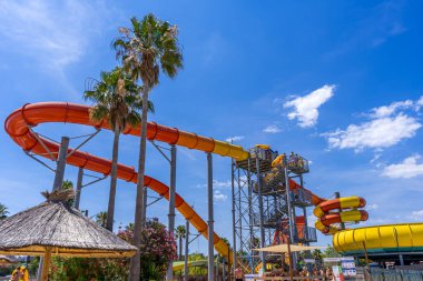 Antibes, Fransa 26.07.2020 Su Parkı, havuz kenarında kayıyor, yaz tatilinde. Parlak Renkli Su Kaydırakları