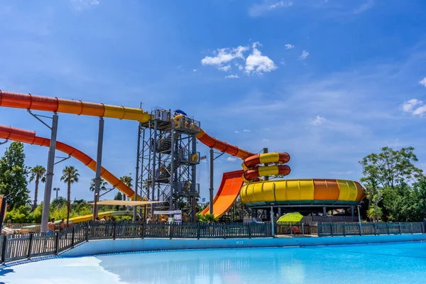 Parc Aquatique Toboggans Près Piscine Vacances Été Glissières Eau Colorées — Photo