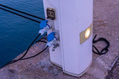  Yat limanındaki elektrik ve su istasyonu. Tekneler için şarj istasyonu, elektrik..