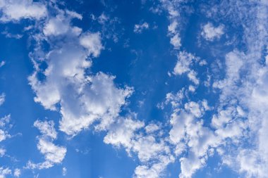 Bulutların arka planı. Mavi gökyüzü temiz görünüyor. Atmosfer, cennet gibi. Yumuşak odak arkaplanı. 