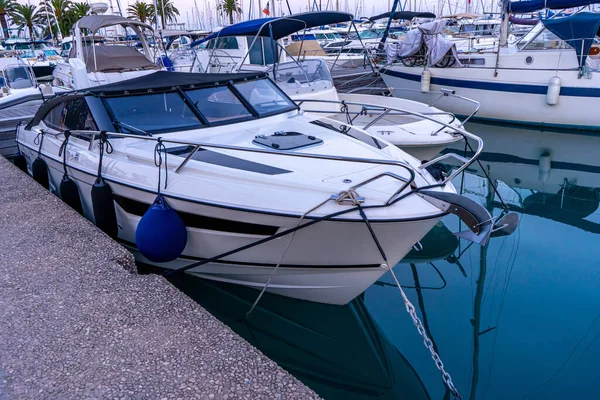 Yacht club la mattina presto. Costa mediterranea — Foto Stock
