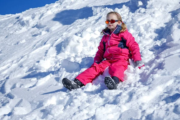 Rapariga Sentada Montanha Neve Hora Inverno — Fotografia de Stock