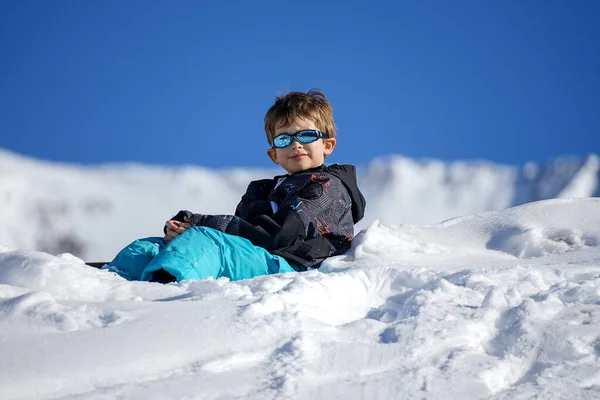 Νεαρό Αγόρι Κάθεται Στο Χιονισμένο Βουνό Χειμώνας — Φωτογραφία Αρχείου
