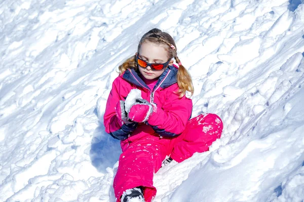 Młoda Dziewczyna Siedzi Śnieżnej Górze Gra Kulą Śniegu Czas Zimowy — Zdjęcie stockowe