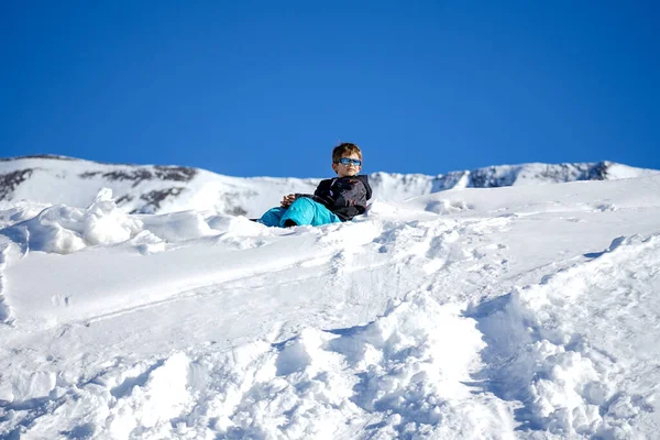 Karlı Dağda Oturan Genç Çocuk Kış Zamanı — Stok fotoğraf
