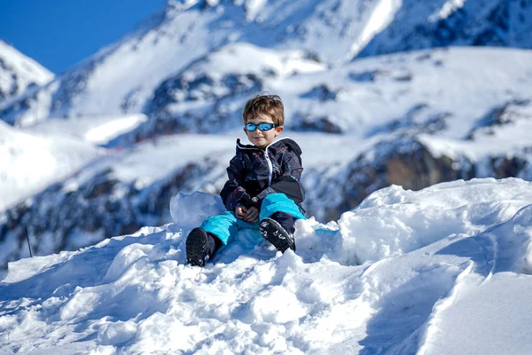 Jongen Zit Sneeuwberg Wintertijd — Stockfoto