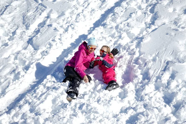 Família Feliz Mãe Menina Filha Brincando Rindo Neve Inverno Menina — Fotografia de Stock