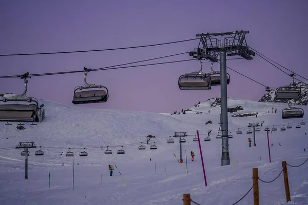 Alpe DHuez, Frankrijk 30.12.2019 Later op de avond. Kabelbaan lift cabine achtergrond. Prachtig winter schilderachtig uitzicht op de bergen. — Stockfoto