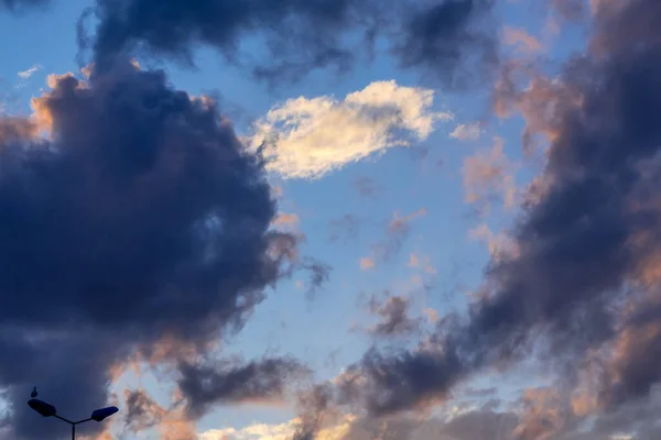 Modrá obloha s chladnými a tmavými mraky. Nebeské snové načechrané barevné fantasy mraky. — Stock fotografie