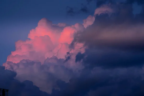 Obloha s růžovými a tmavými mraky. Nebeské snové načechrané barevné fantasy mraky. — Stock fotografie