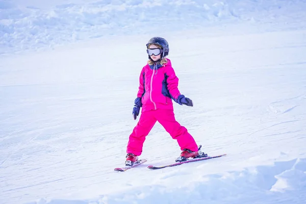 스키 리조트에서 스키타는 법을 배우고 있는 소녀. — 스톡 사진