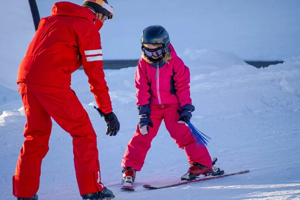 LAlpe DHuez, Francia 02.01.2019 El instructor de esquí profesional está enseñando a un niño a esquiar en un día soleado en una estación de montaña. — Foto de Stock