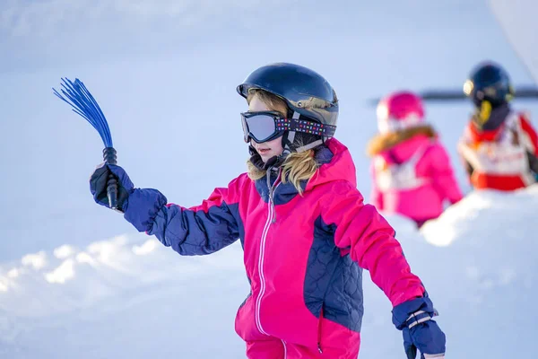 La bambina sta imparando a sciare nella stazione sciistica. — Foto Stock