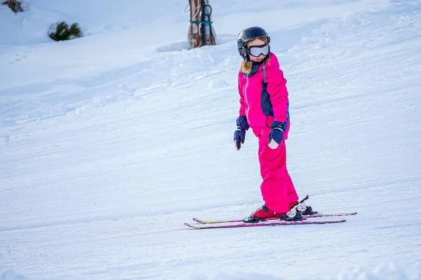 스키 리조트에서 스키타는 법을 배우고 있는 소녀. — 스톡 사진