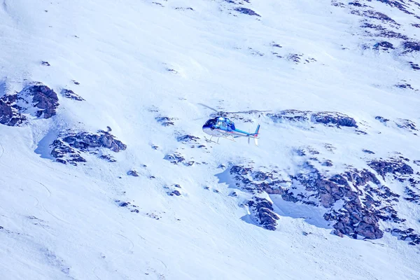 LAlpe DHuez, Frankrike 02.01.2019. Blå räddningshelikopter i Snöbergen — Stockfoto