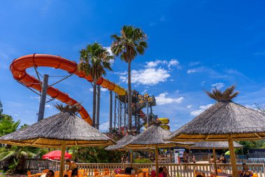 Antibes, Fransa 26.07.2020 Su Parkı, havuz kenarında kayar. Parlak Renkli Su Kaydırakları