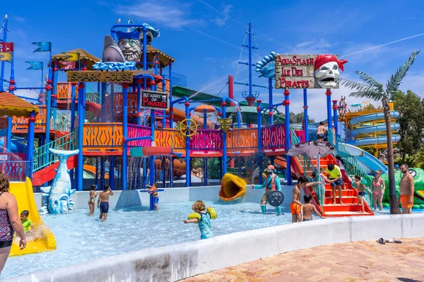 Antibes, France 26.07.2020 Parc aquatique, toboggans près de la piscine, vacances d'été. Les enfants s'amusent sur toboggan aquatique — Photo