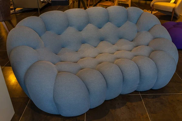 Сучасний зручний сірий диван. Дизайн інтер'єру . — стокове фото