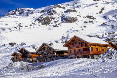 Fransa 'nın Alps dağlarındaki LAlpe DHuez kayak merkezi. Kış manzarası. Meşhur seyahat yeri