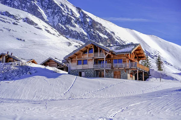 Fransa 'nın Alps dağlarındaki LAlpe DHuez kayak merkezi. Kış manzarası. Meşhur seyahat yeri