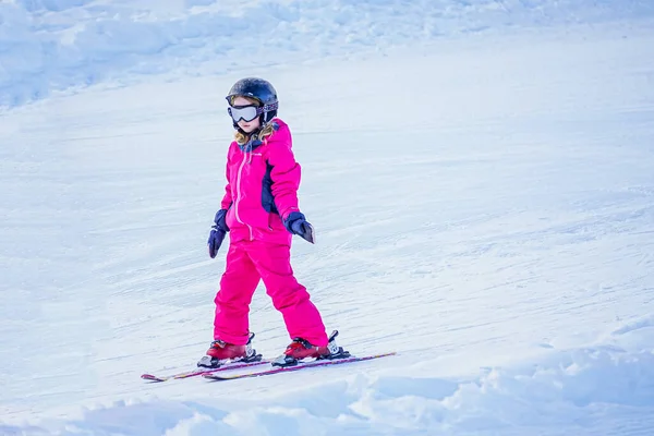 La bambina sta imparando a sciare nella stazione sciistica. — Foto Stock