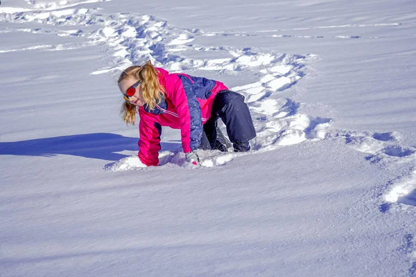 Μαλακό φόντο εστίασης. Όμορφο κορίτσι φοράει ένα ροζ μπουφάν του σκι παίζει και τρέχει σε ένα χιονισμένο χειμερινό πάρκο. — Φωτογραφία Αρχείου
