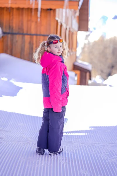 Yumuşak odak arkaplanı. Açık havada, kayak kıyafetleri giymiş küçük tatlı bir kızın portresi.. — Stok fotoğraf