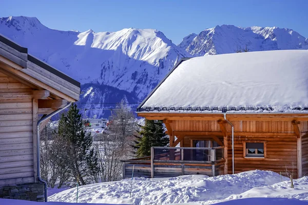 Holzskihütte im Schnee. Schöne Aussicht auf die französischen Alpen voller Schnee Winter. — Stockfoto