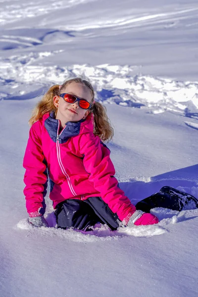Μαλακό φόντο εστίασης. Εξωτερική πορτρέτο χειμώνα του μικρού χαριτωμένο κορίτσι φορώντας ρούχα του σκι. — Φωτογραφία Αρχείου