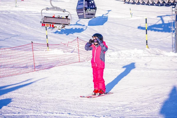 Kleines Mädchen lernt Skifahren in Skigebiet. — Stockfoto