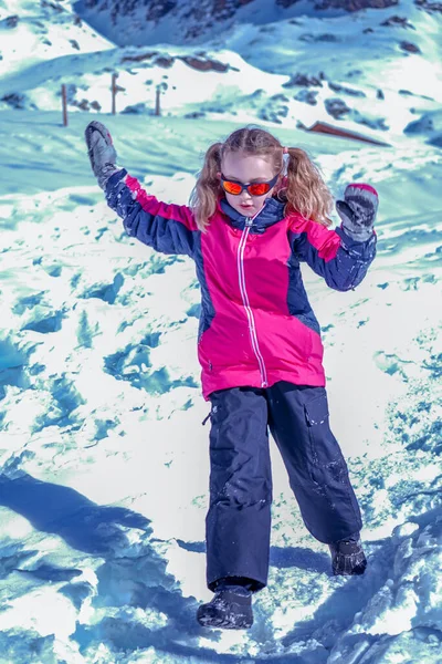 Μαλακό Φόντο Εστίασης Νεαρό Κορίτσι Κατεβαίνει Από Βουνό Χιόνι Χειμωνιάτικα — Φωτογραφία Αρχείου