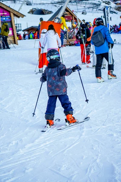 Alpe Huez Francia 2019 Fondo Soft Focus Gli Sciatori Vanno — Foto Stock