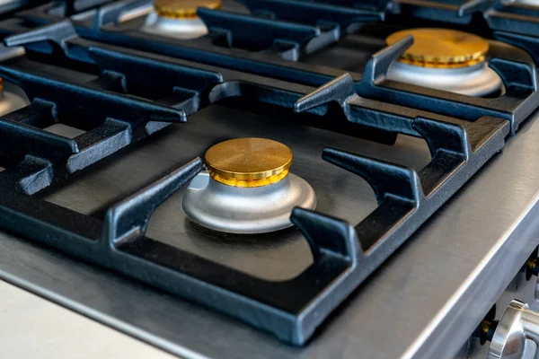 Benzin ocağı ve yeni modern ahşap mutfakta gömülü elektrikli fırın. Fotoğrafı kapat.