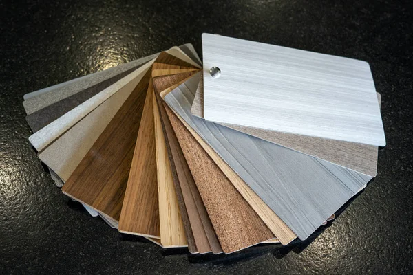 Siyah arka planda iç mobilya malzemesi örnekleri. Kapat.