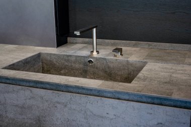 Koyu bej mermer leğen ve parlak metal karıştırıcı. Yüksek kalite fotoğraf