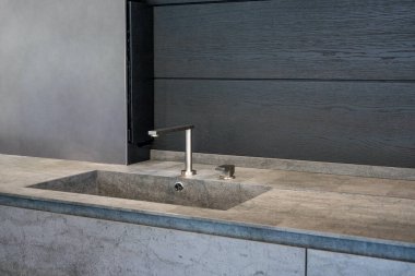 Koyu bej mermer leğen ve parlak metal karıştırıcı. Yüksek kalite fotoğraf