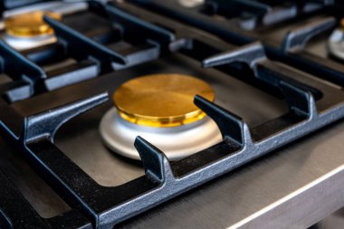 Benzin ocağı ve yeni modern ahşap mutfakta gömülü elektrikli fırın. Fotoğrafı kapat.